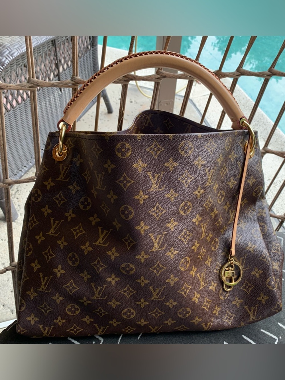 Louis Vuitton Artsy MM Monogram Bag - COA included